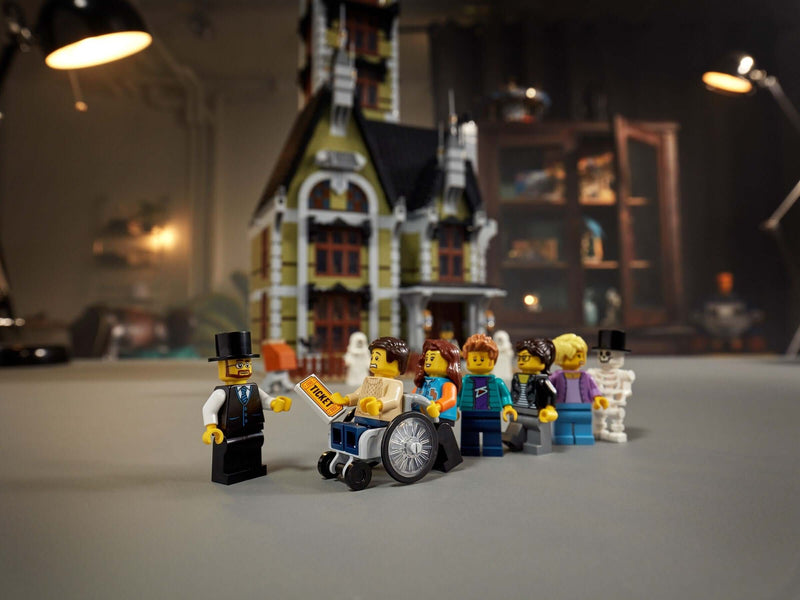 LEGO Creator 10273 Haunted House and minifigures