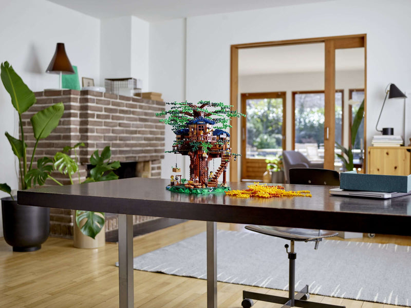 LEGO Ideas 21318 Tree House display