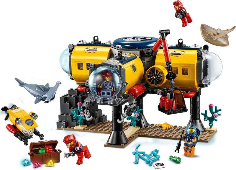 LEGO City 60265 Ocean Exploration Base and minifigures