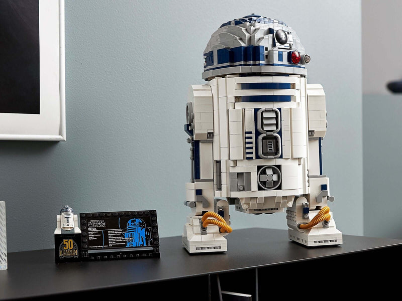 LEGO Star Wars 75308 R2-D2 (2021) display