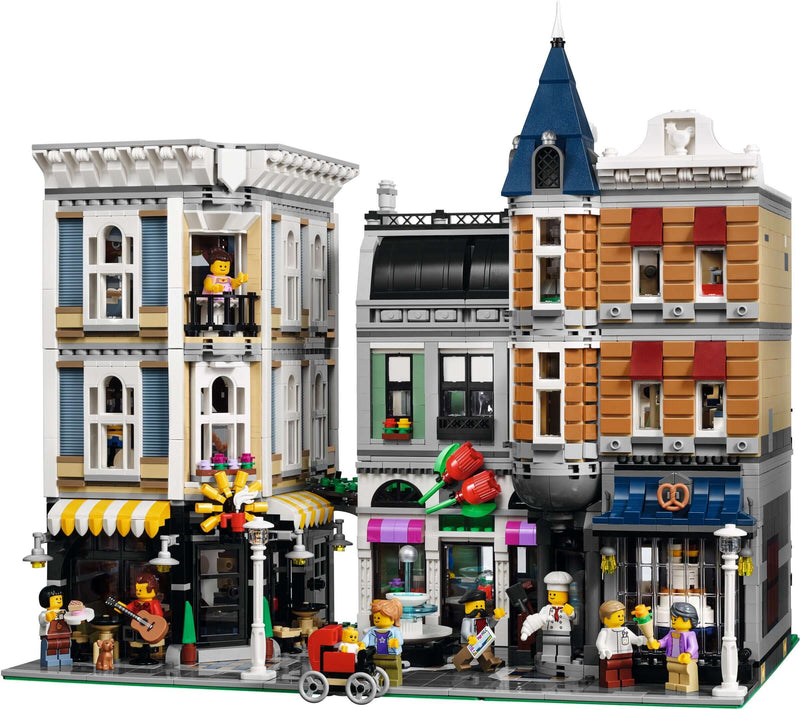 LEGO Creator 10255 Assembly Square modular building