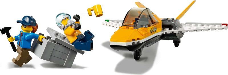 LEGO City 60289 Airshow Jet Transporter minifigures