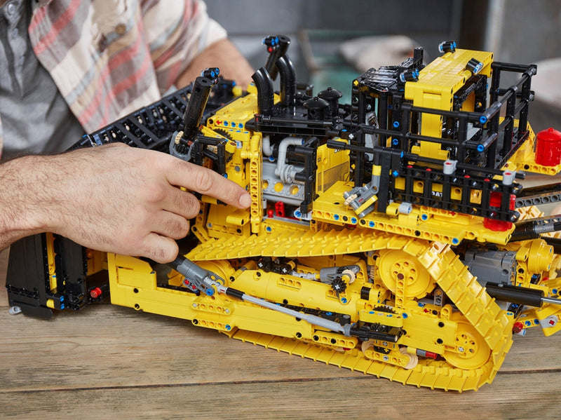 LEGO Technic 42131 Cat D11 Bulldozer